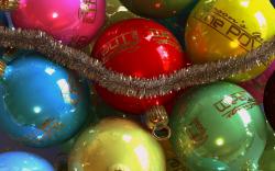 Разноцветные новогодние шарики для елки