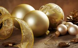 Красивые новогодние золотые шары