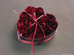 Бордовые розы в форме сердца к Дню Валентина
